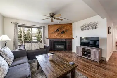 Image de Updated/Immaculate Condo w/Heated Pool-Hot Tubs-Tennis-Grills-Patio on Green Space-Near Mtn/Town Bus