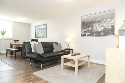 Image de Comfy suite for work travelers & long-term stays
