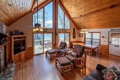 Image de Ridgetop Lakeview - Bedroom Cabin on Lake Nantahala w\/ Private Deck