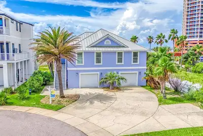 Image de Elegantly decorated 3 bdr/3. 5 bath home in gated community w/pool & pier.