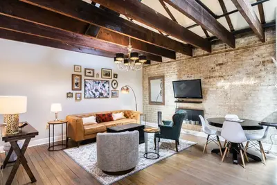 Image de ☆ Historic Broughton St. Loft ☆ Mod-Industrial 2/2 w/View, Parking, Shuffleboard