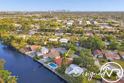 Image de 3 Br Lakefront Home with Amazing Heated Pool
