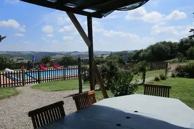 Gite 3 étoiles - spacieux - calme - piscine et vue!