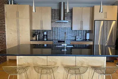 Image de Boston Harbor views. Modern north end condo. Free Parking!