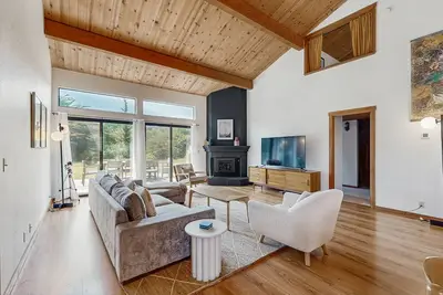 Image de Dreamy lodging with hot tub, pool, beach access, furnished patio
