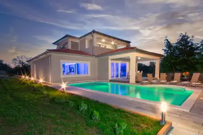 Image de Herrlich Gestaltete Villa mit Privatem Pool