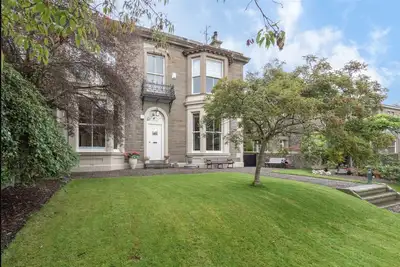 Image de A luxurious Victorian mansion garden apartment