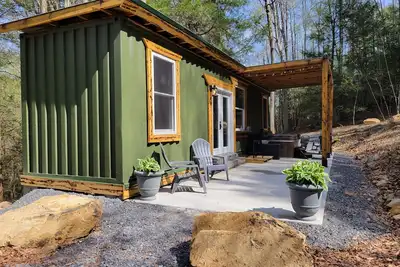 Image de Book Your Adventure Getaway at our Container Cabin near New River Gorge