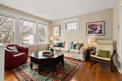 Image de 6 Room: 2+ Bedroom: Sunny Quintessential Boston