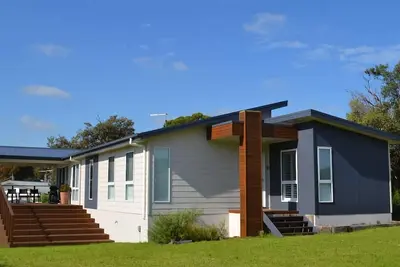 Image de Mirrabooka - brand new house only minutes from the beach