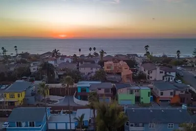 Image de Serene modern beach house in a residential quiet neighborhood