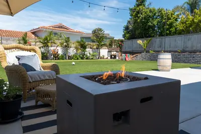 Image de Large turf yard, putt putt, soccer net, fire pit, gas grill & more!