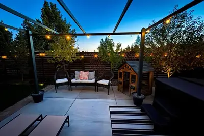 Image de Spacious Family-friendly Private Home with Open Views in Old Farm, near Old Mill