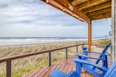 Image de Oceanfront Beauty, Two Beachfront Decks, Game Room and Beach Access in Rockaway!