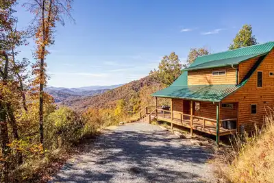 Image de ❤️Mountain Cabin W/Views, Hot Tub, Master Bath W/ Rainfall Shower & Heated Floor