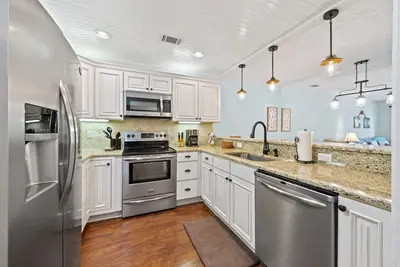 Image de Fully Renovated Condo - One Block To Beach