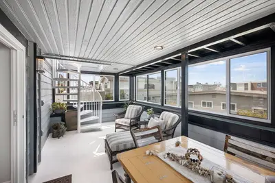 Image de Steps to the Sand & Harbor - Views, Modern & Fully Stocked w\/ 4 Spacious Decks