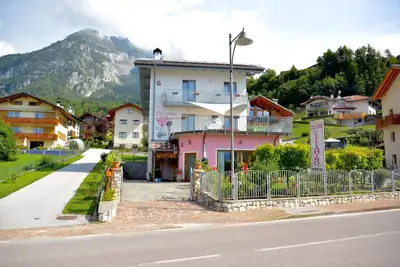 Image de Appartement de vacances Ciclamino Standard Vittoria avec vue sur les montagnes, Wi-Fi et jardin