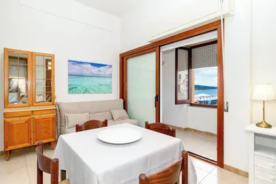Image de Appartement \"Casa Spiaggia Molo 1\" Ă Isola Rossa avec vue sur la mer et balcon