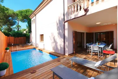 Image de Maison de vacances Tomymar avec piscine, connexion Wi-Fi, jardin et terrasse