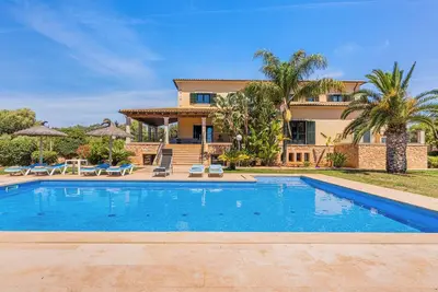 Maison \"Can Bou\" avec vue sur les montagnes et la mer, piscine, Wi-Fi, balcon, jardin et terrasse