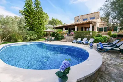 Image de Finca \"Can Reure\" avec vue sur la montagne, piscine Wi-Fi, jardin et terrasse.