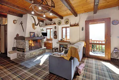 Image de Casa Alpinone : maison rustique indépendante à la campagne avec jardin et verger privés.