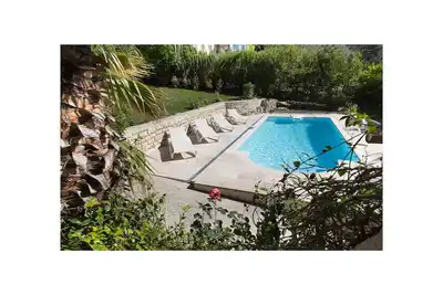 Image de villa renovée avec son jardin atypique verdoyant.