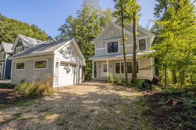 Image de Steps from Pool w\/ Private Hot Tub in Gorgeous Wooded Setting of New Buffalo