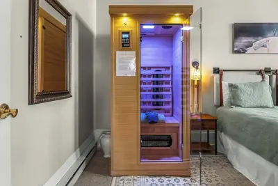 Image de 1br Loft, 14 ft ceilings, private sauna, in town