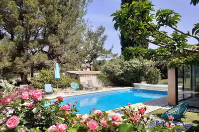 Image de Magnifique Villa Avec Piscine sur Terrain Arboré, Idéalement Située en Provence
