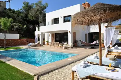 Image de Villa Azuro: Ibiza style villa with private heated pool, near Padel track