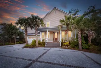 Image de 5 Bed Home with Heated Private Pool, Wildlife Views, Steps from Pier Village!