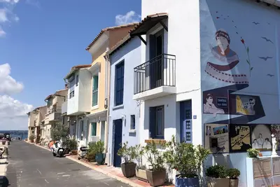 La maison bleue de la Pointe Courte. \nDépaysement assuré au bord du canal.