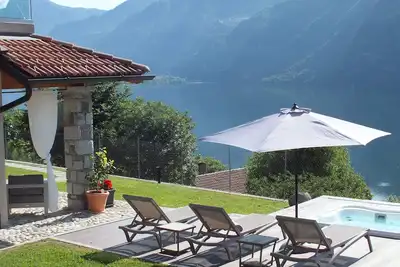 Image de Three-room apartment with lake view and private Jacuzzi