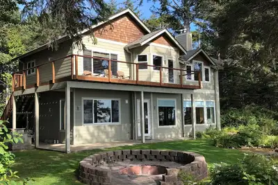 Image de Breathtaking Beachfront Home on Two Acres of Private Forest