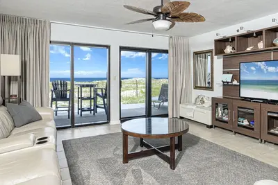 Image de One Step to the Beach! / Spacious Beachfront Condo