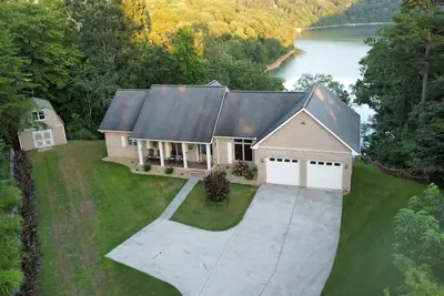 Image de Quiet and Convenient Lakefront Home