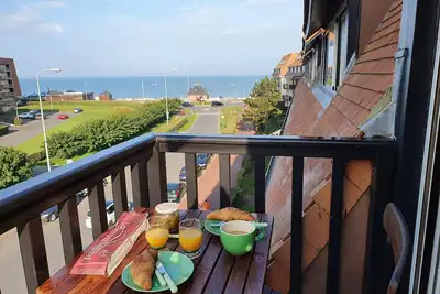 Image de Charmant 2 pièces ensoleillé avec vue mer, à 80 m de la plage surveillée.