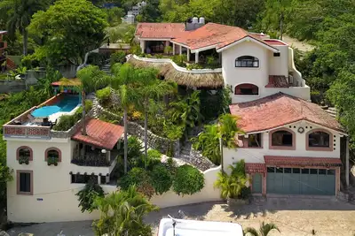 Image de Maison exquise donnant sur la baie. 5 minutes facile Ă pied de la ville et de la plage