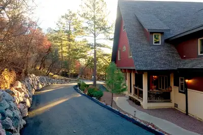 Image de Creekside Bungalow Adjacent To Reservoir Trail On Private 3 acre lot!
