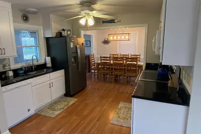Image de Walk to Beach and Restaurants! 8br and 3ba. Pets welcome. Sleeps 16. Incredible!