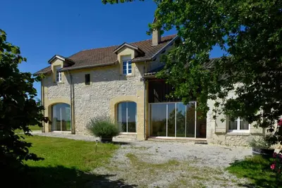 Image de Grande Maison de Caractère avec Piscine Privée au Cœur du Vignoble de Bergerac