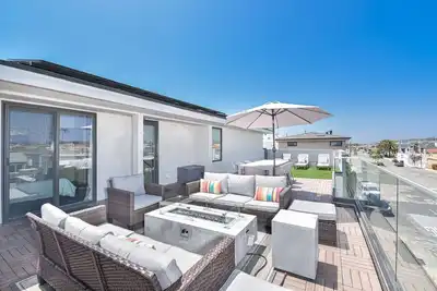 Image de Modern Tri-Level Condo | Ac & Rooftop Deck | Tons of Lounge Space | It's Got the Wow Factor