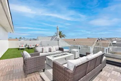 Image de Modern Tri-Level Condo | Ac & Rooftop Deck | Tons of Lounge Space | It's Got the Wow Factor