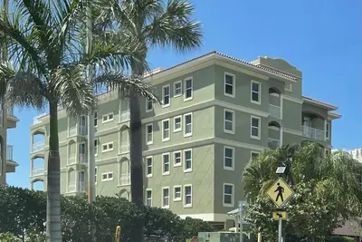 Image de Direct beach front luxury condo