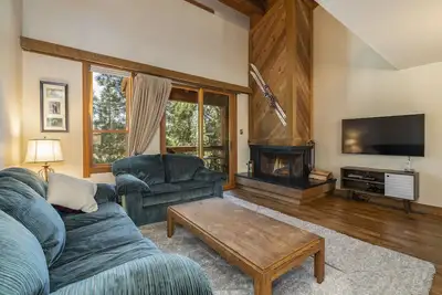 Image de Remodeled Northstar Condo | Stunning Mountain Views | Hoa Pool Access | Biking and Golf