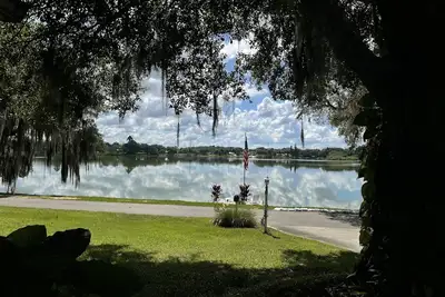 Image de Centrally Located Serene Lake Home on Beautiful lake<br> with private dock