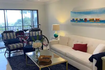 Image de Stunning decorator-designed 2 bed 2 bath waterfront condo with sunset views