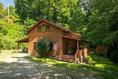 Image de 🐾 Bobcat Run - real log cabin w/ huge hot tub! Near Watauga Lake 🚤 & River 🐟